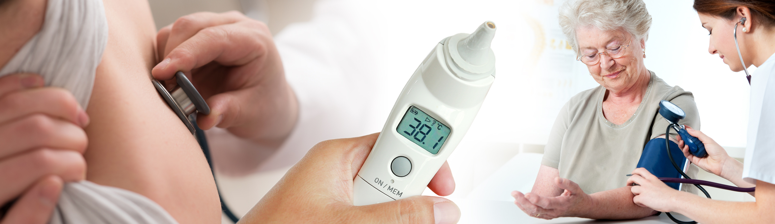 Arzt hört Lunge ab bei Patient, Assistentin misst Blutdruck bei Patientin, digitales Ohrthermometer zeigt 38,1 Grad Fieber