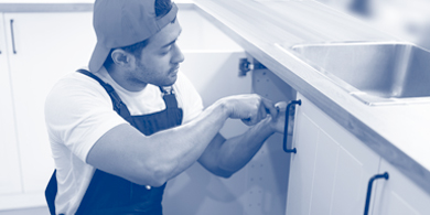Handwerker repariert einen Abfluss