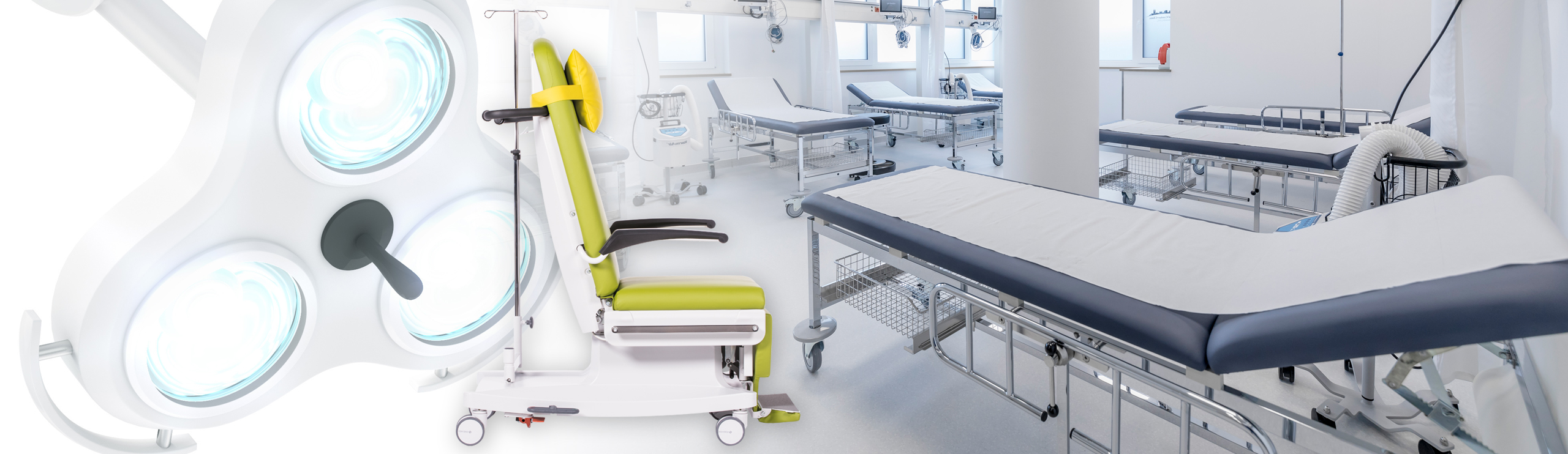 Aufwachraum mit mehreren Liegen und einer grünen Patientenstuhl, davor große Operationsleuchten in einer hellen medizinischen Praxis